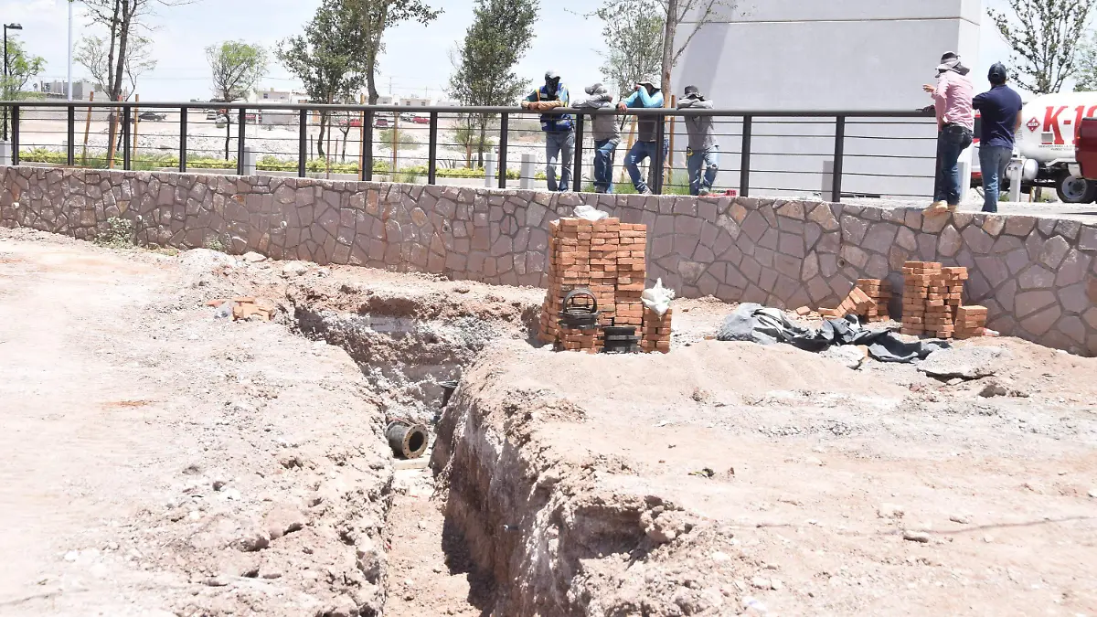 Paran obras de la JMAS enseguida de la UVN (38)